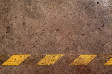 Araba atölyesinde sarı-siyah sinyal şeridi