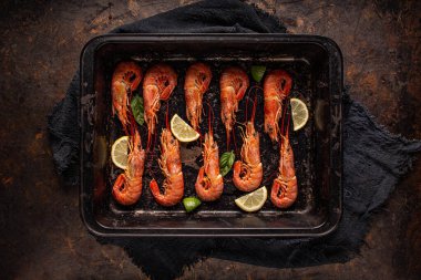 Kral karideslerinin tepsisi aşçılığa hazır.