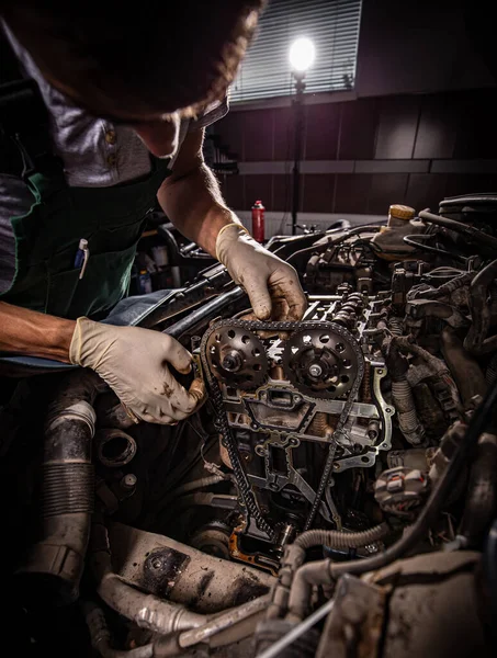 Μηχανικός Αυτοκινήτων Που Δουλεύει Στο Γκαράζ Έννοια Της Υπηρεσίας Επισκευής — Φωτογραφία Αρχείου