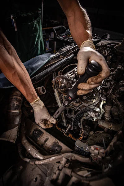 Reparatur Des Motors Eine Hand Mit Dem Werkzeug Autoverkehr — Stockfoto