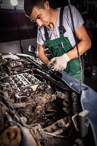 Óleo Motor Derramando Para Motor Carro Conceito Serviço Reparação — Fotografia de Stock