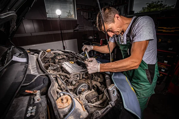 Механік Ключем Працює Ремонтує Двигун Автомобіля Центрі Обслуговування Автомобілів — стокове фото