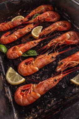 Dev çiğ karidesler.