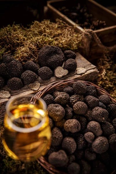 Frische ganze schwarze Trüffel — Stockfoto