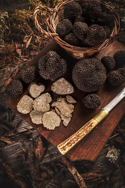 Trufas pretas delicadas — Fotografia de Stock