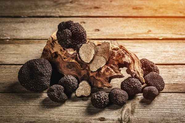 Whole and slices black truffle mushrooms — Stock Photo, Image