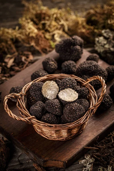 Cesta com trufas pretas — Fotografia de Stock