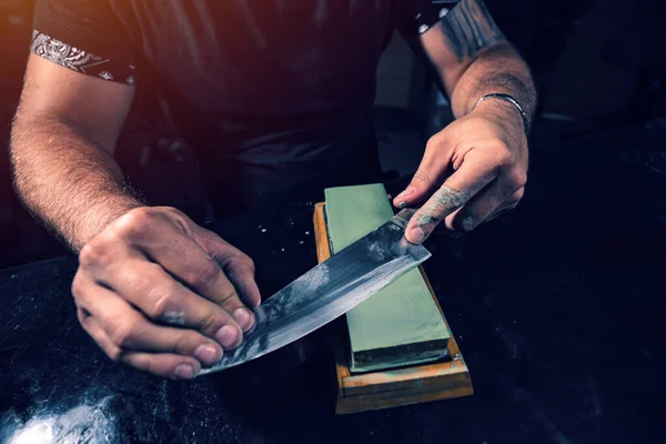 Заточка ножа шеф-повара — стоковое фото