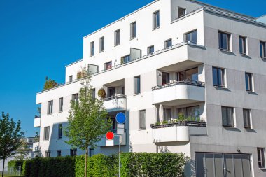 Münih, Almanya'da görülen Modern beyaz konut inşaatı