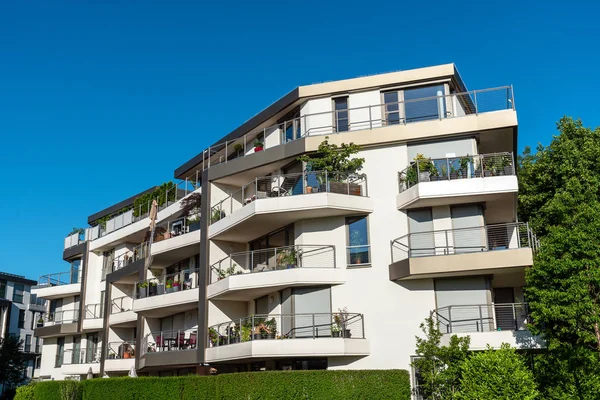 德国慕尼黑一个阳光明媚的日子里的新公寓 — 图库照片