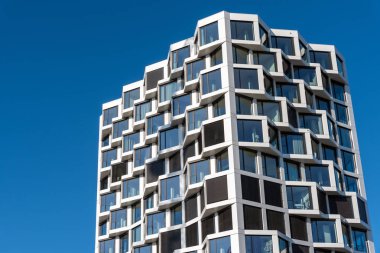 Münih, Almanya'da görülen modern yüksek katlı konut binasının cephe