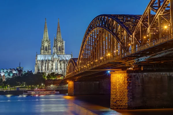Famosa Catedral Colonia Puente Ferroviario Hohenzollern Atardecer —  Fotos de Stock