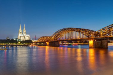 Ünlü Köln Katedrali'ne ve gece Hohenzollern demiryolu köprüsünde