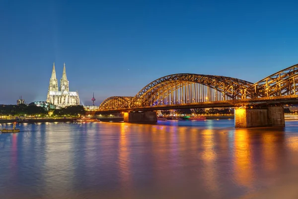 Der Berühmte Kölner Dom Und Die Hohenzollerische Eisenbahnbrücke Bei Nacht — Stockfoto
