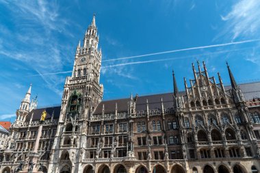 Yeni Belediye Binası'nda Marienplatz Münih güneşli bir günde