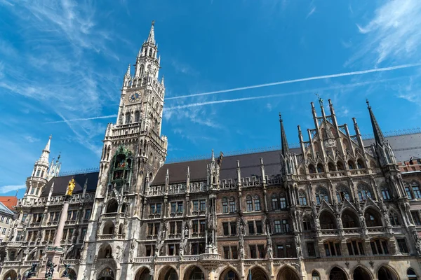 Yeni Belediye Binası'nda Marienplatz Münih güneşli bir günde
