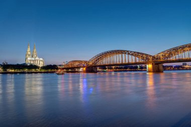 Ren, Köln Katedrali ve alacakaranlıkta Hohenzolllern Köprü Nehri