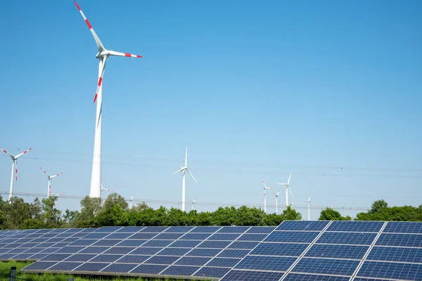 在德国看到的太阳能电池板 风力发电厂和架空线 — 图库照片