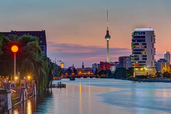 Arkadaki Tv Kulesi ile güneş battıktan sonra Berlin Spree Nehri