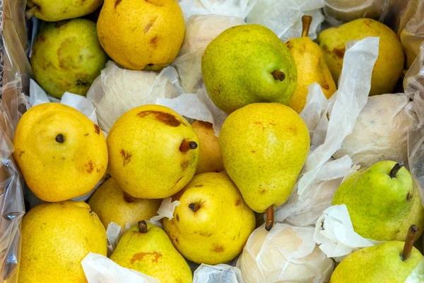 市場での販売のための黄色い梨から背景 — ストック写真