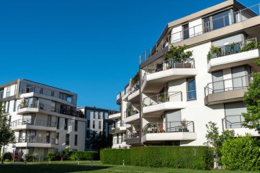 Münih, Almanya 'da mavi gökyüzü olan yeni apartmanlar
