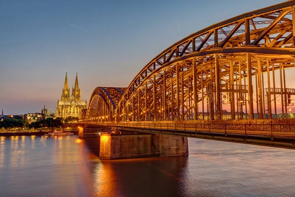 Puente Iluminado Hohenzollern Con Famosa Catedral Colonia Después Del Atardecer —  Fotos de Stock