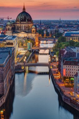Günbatımı Katedrali'nde ile Berlin Spree Nehri