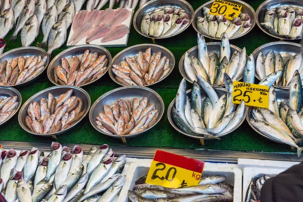 Peixe Para Venda Pequenas Tigelas Visto Mercado Istambul Turquia — Fotografia de Stock