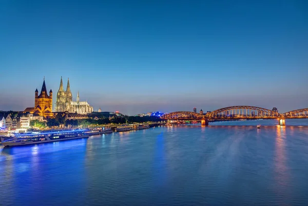 Köln Ünlü Manzarası Alacakaranlıkta Katedrali Ile — Stok fotoğraf