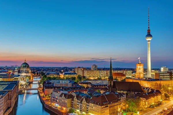 Tv Kulesi, Katedral ve Belediye Binası ile gece şehir merkezinde Berlin