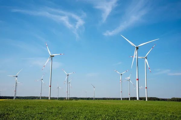 在德国看到的一个晴朗的日子里的现代风能发电机 — 图库照片