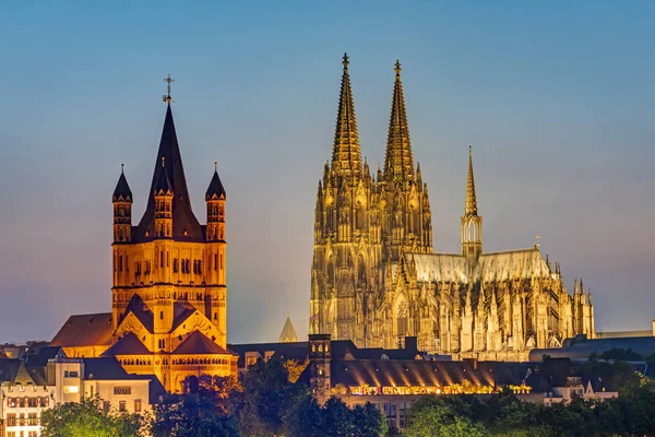 Den Berömda Katedralen Och Stora Martin Kyrkan Köln Skymningen — Stockfoto