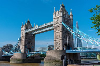 Güneşli bir günde Londra'daki ünlü Tower Bridge