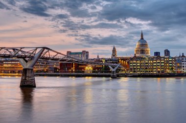 Londra, İngiltere, Millennium Köprüsü ve St Paul's Katedrali, günbatımı