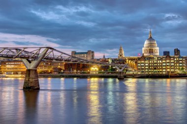 St. Paul Katedrali ve İngiltere, Londra 'daki Milenyum Köprüsü, gün batımından sonra.