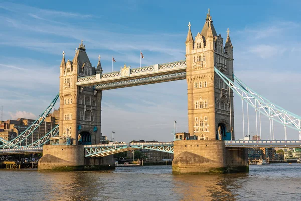 伦敦著名的塔桥在温暖的黄昏的阳光下 — 图库照片