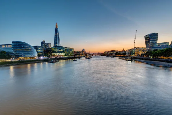 Utsikt Över Floden Themsen London Efter Solnedgången Med Skyskraporna Staden — Stockfoto