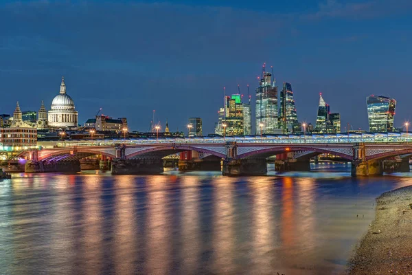 圣保罗大教堂 黑衣修士桥和伦敦城市夜景 — 图库照片