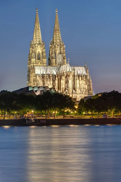 Der Berühmte Beleuchtete Kölner Dom Mit Dem Rhein Bei Nacht — Stockfoto
