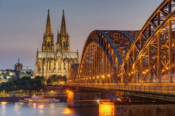Imponente Catedral Colonia Con Puente Hohenzollern Sobre Río Rin Atardecer —  Fotos de Stock