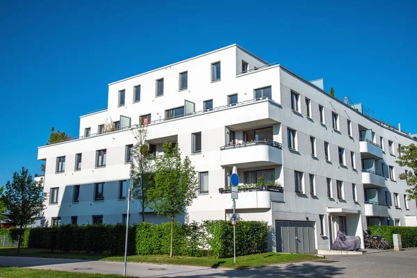 Σύγχρονη Λευκό Κατοικημένη Κατασκευή Που Φαίνεται Στο Μόναχο Γερμανία — Φωτογραφία Αρχείου