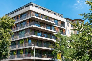 Berlin, Almanya'da görülen bazı yeşil ağaçlar ile modern daire ev
