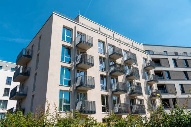 Yeni daireli ev güneşli bir günde, Berlin, Almanya