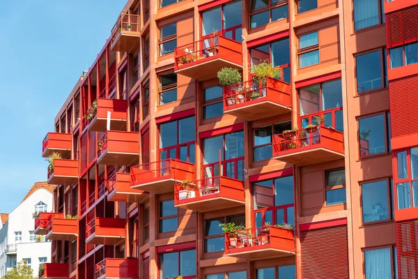 Moderna Casa Multifamiliar Roja Vista Berlín Alemania — Foto de Stock