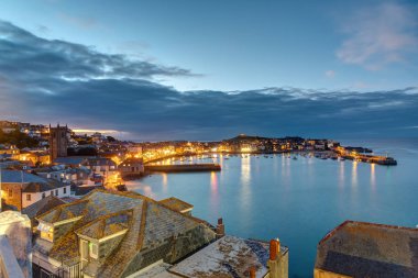 Alacakaranlık, deniz kenarındaki güzel şehir, St. Ives, Cornwall, İngiltere