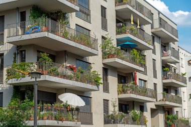 Berlin, Almanya'da görülen büyük balkonlu modern gri apartman