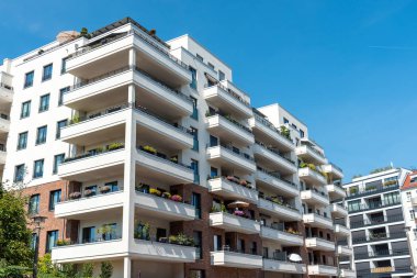 Beyaz konut Berlin, Almanya'da görülen büyük balkonlu
