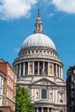 Londra'daki St Pauls katedral kubbe doğru güneşli bir günde görüntülemek
