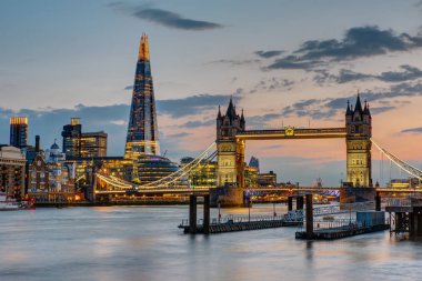 Güneş battıktan sonra Londra'daki Tower Bridge arka parça ile