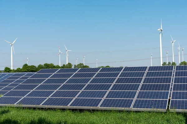 Солнечные Батареи Ветряные Электростанции Наблюдаемые Германии — стоковое фото